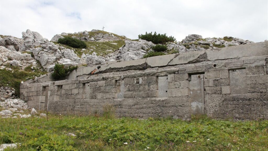 Escursioni in Valle Camonica fortificazioni del Corno d'Aola Trincee