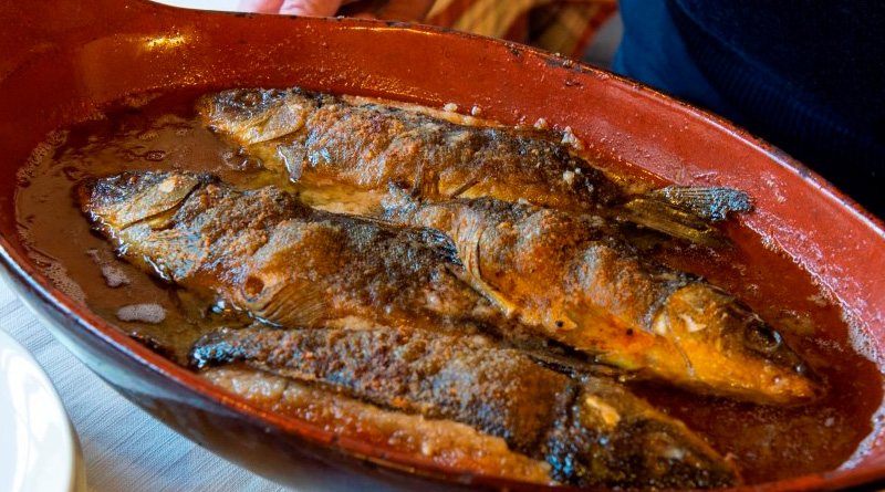 Tinca al Forno del Lago d'Iseo piatti tipici bresciani - le ricette bresciane - cucina bresciana.